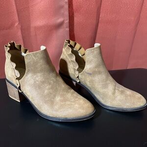 Ruffled booties Sz 8
